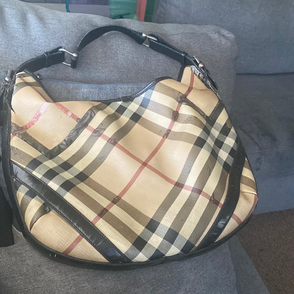 !!! FIXER!!!Authentic Burberry Purse with some damages